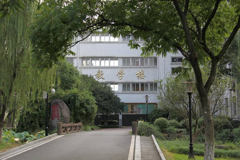 浙江生態(tài)文明干部學(xué)院是在浙江省委組織部統(tǒng)籌指導(dǎo)下，由湖州市委建立的以研究生態(tài)文明理論、傳播...