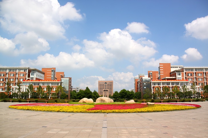 杭州電子科技大學(xué)是一所電子信息特色突出，經(jīng)管學(xué)科優(yōu)勢(shì)明顯，工、理、經(jīng)、管、文、法、藝等多學(xué)...